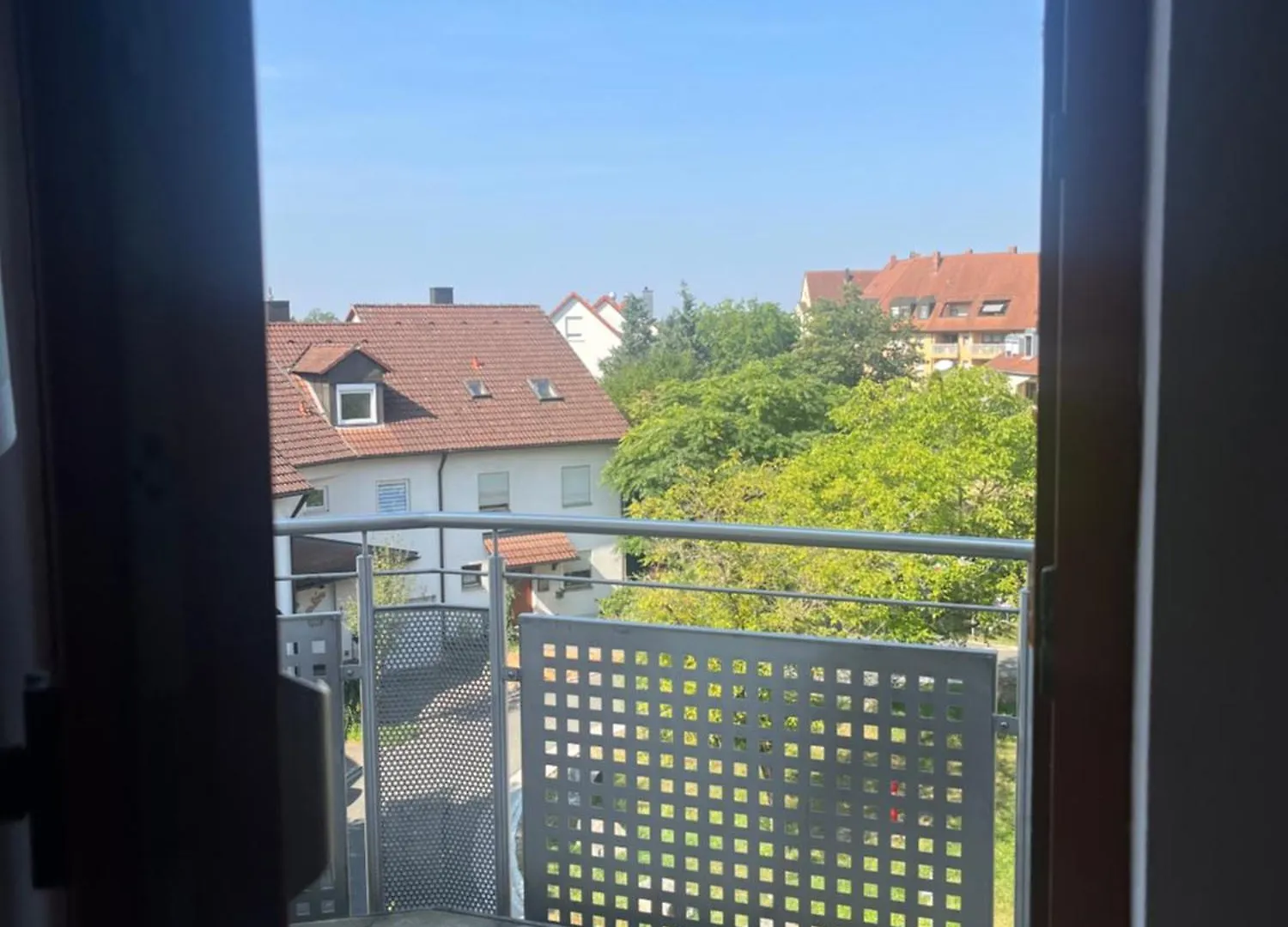 Kleines Dachzimmer Mit Balkon 포이트