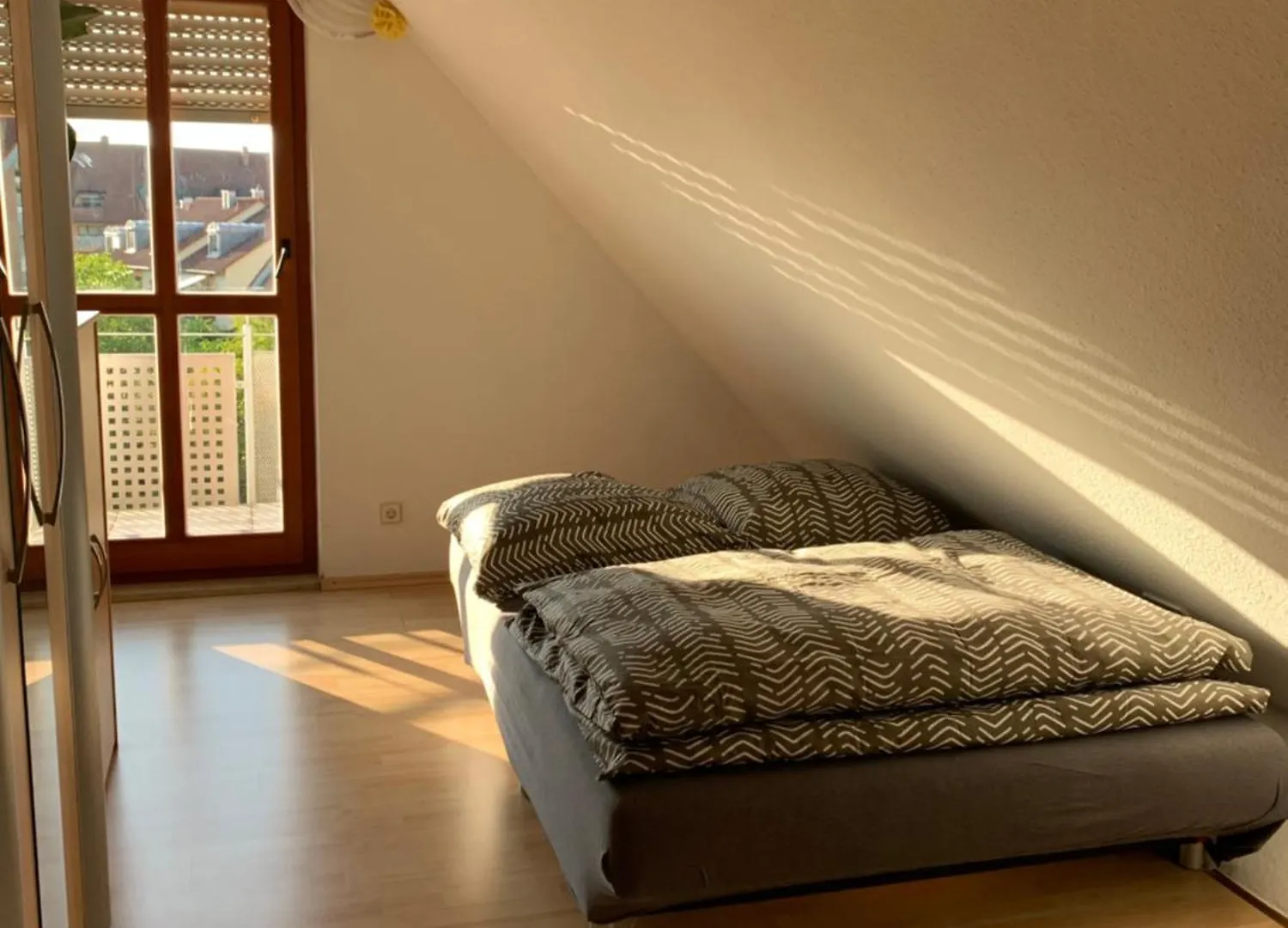 Kleines Dachzimmer Mit Balkon 포이트